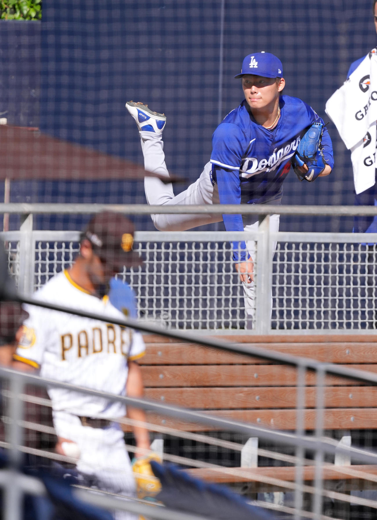 パドレス対ドジャース　試合前、ブルペンでパドレス・ダルビッシュ（手前）を前に投球練習をするドジャース山本（撮影・菅敏）
