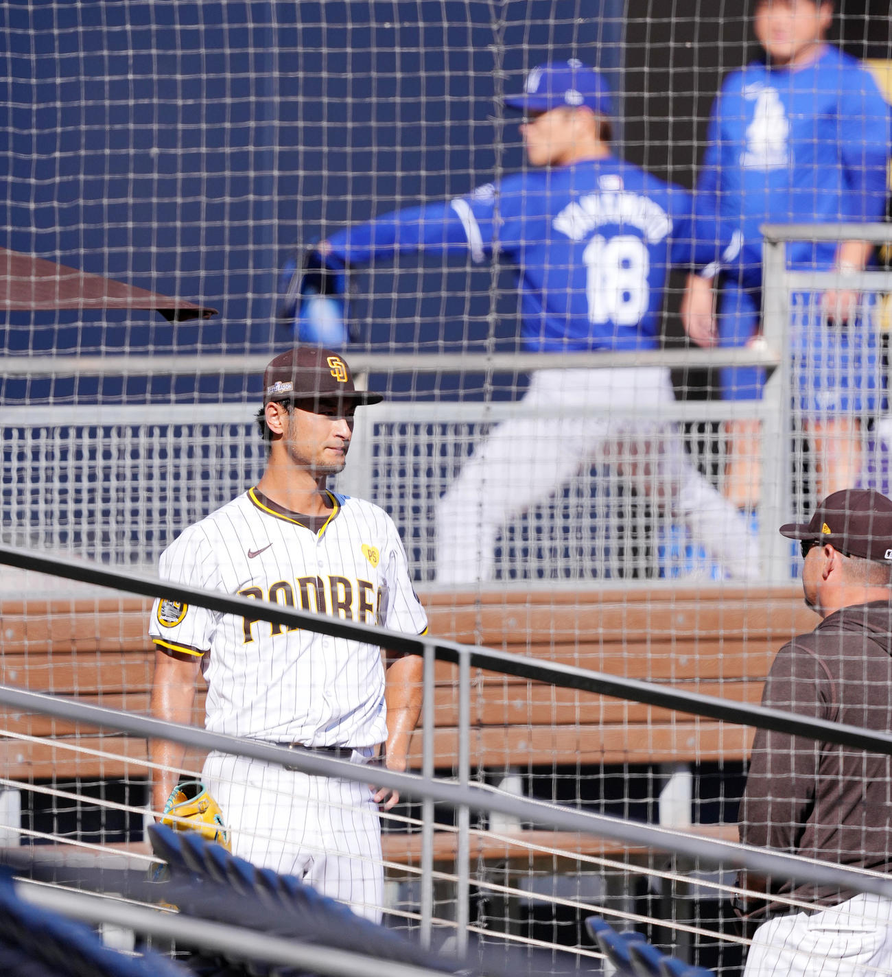 ドレス対ドジャース　試合前、ドジャース山本由伸を横目に投球練習をするパドレス・ダルビッシュ（撮影・菅敏）