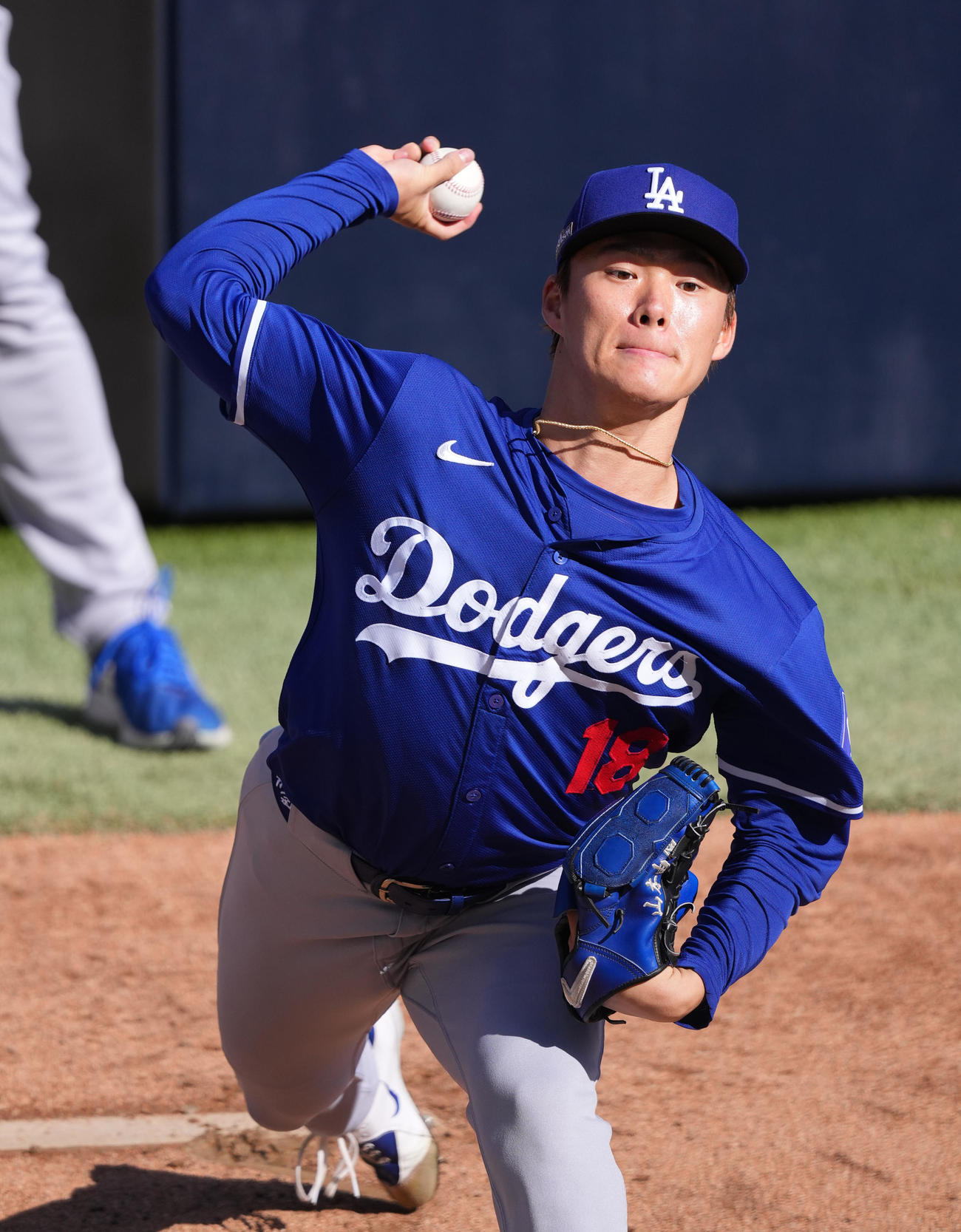 パドレス対ドジャース　試合前、ブルペンで投球練習をするドジャース山本（撮影・菅敏）
