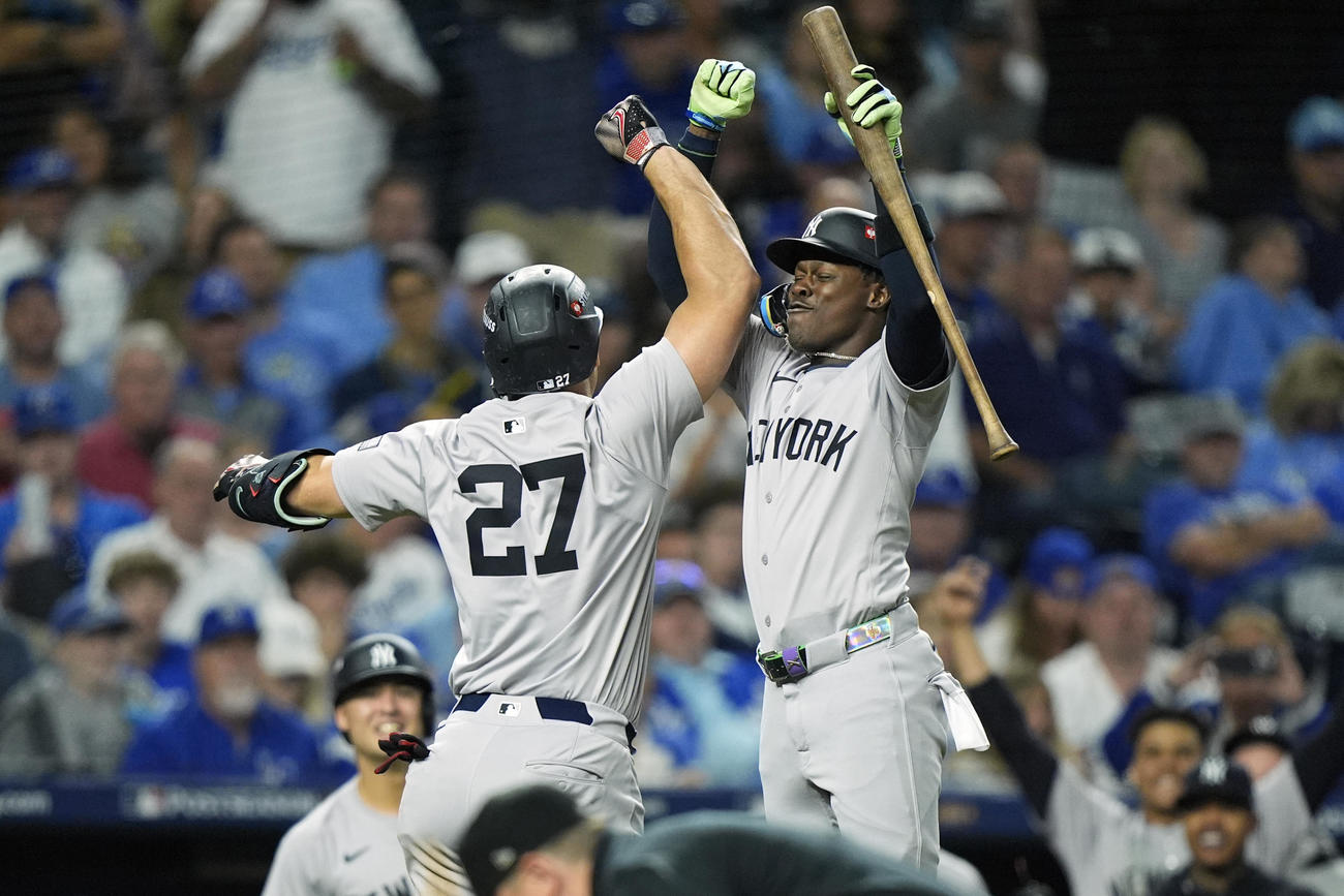 ロイヤルズ対ヤンキース　8回に決勝ソロを放ったスタントン（左）はチザムと喜び合う（AP）