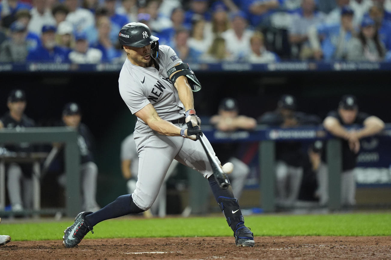 ロイヤルズ対ヤンキース　8回に決勝ソロを放つスタントン（AP）