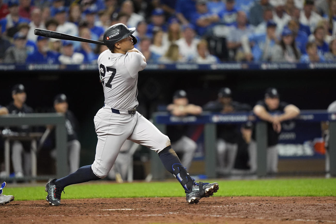 ロイヤルズ対ヤンキース　8回に決勝ソロを放つスタントン（AP）