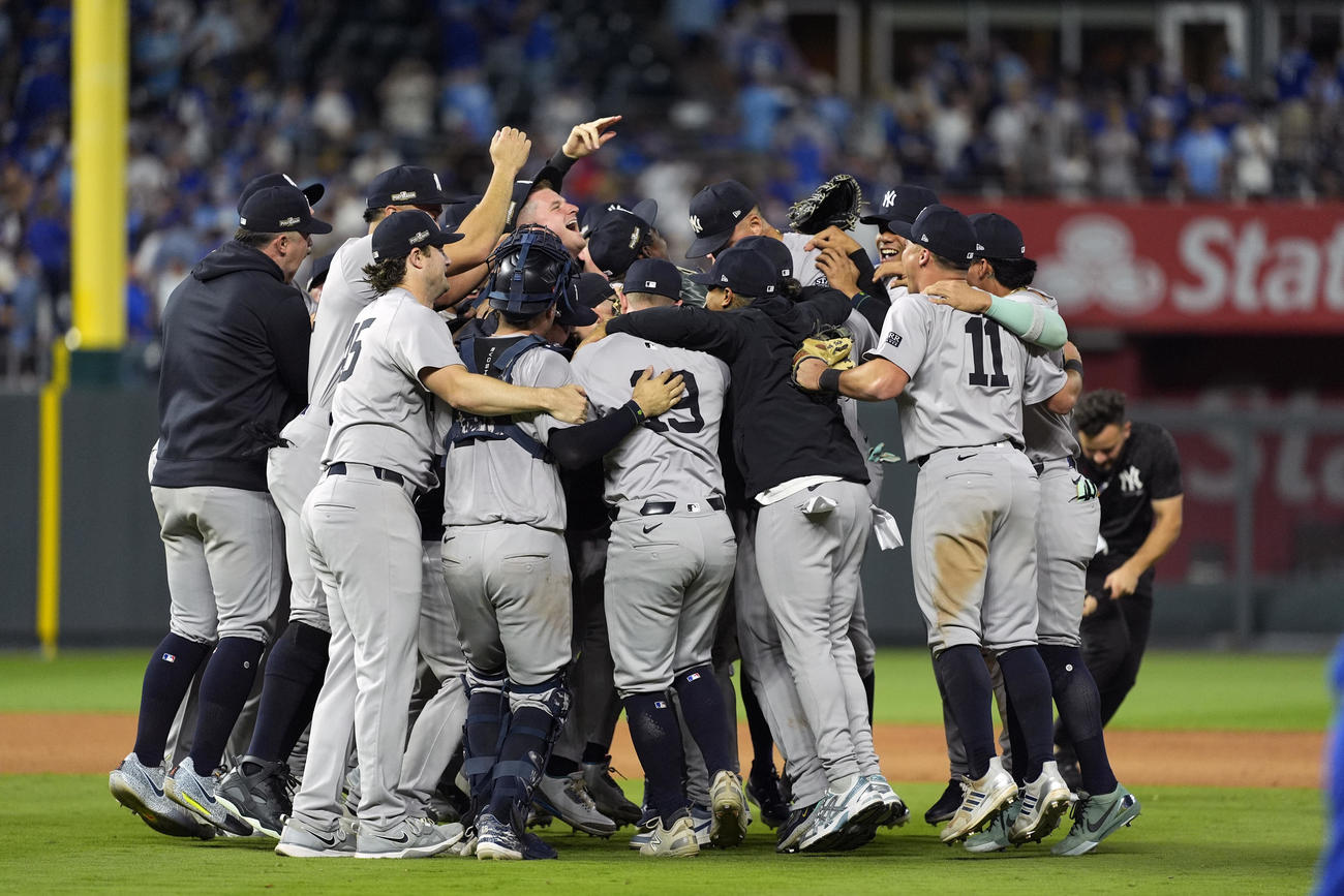リーグ優勝決定シリーズ進出を決めて大喜びするヤンキースの選手たち（AP）