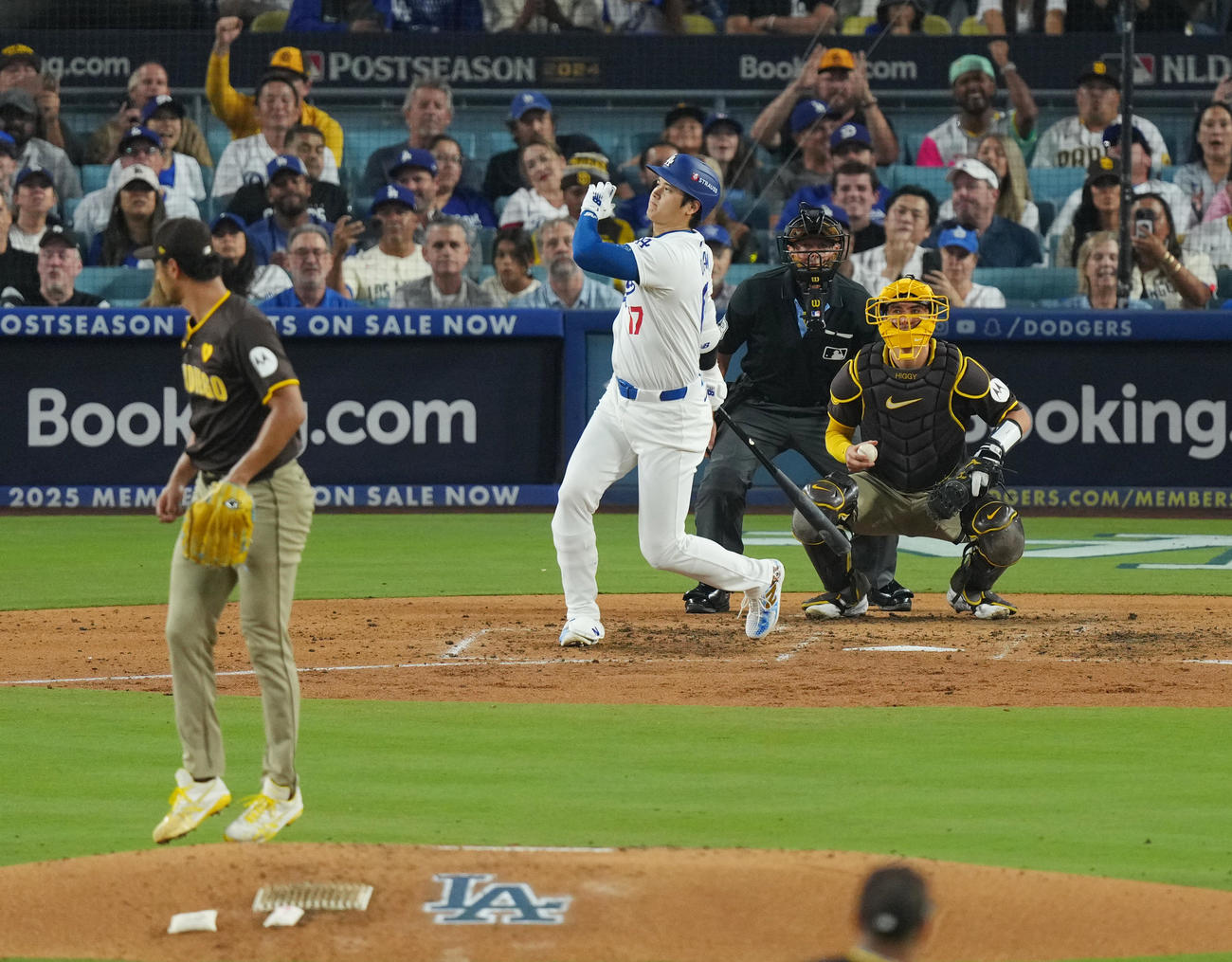ドジャース対パドレス　6回裏ドジャース1死、空振りの三振に倒れる大谷。投手ダルビッシュ（撮影・菅敏）