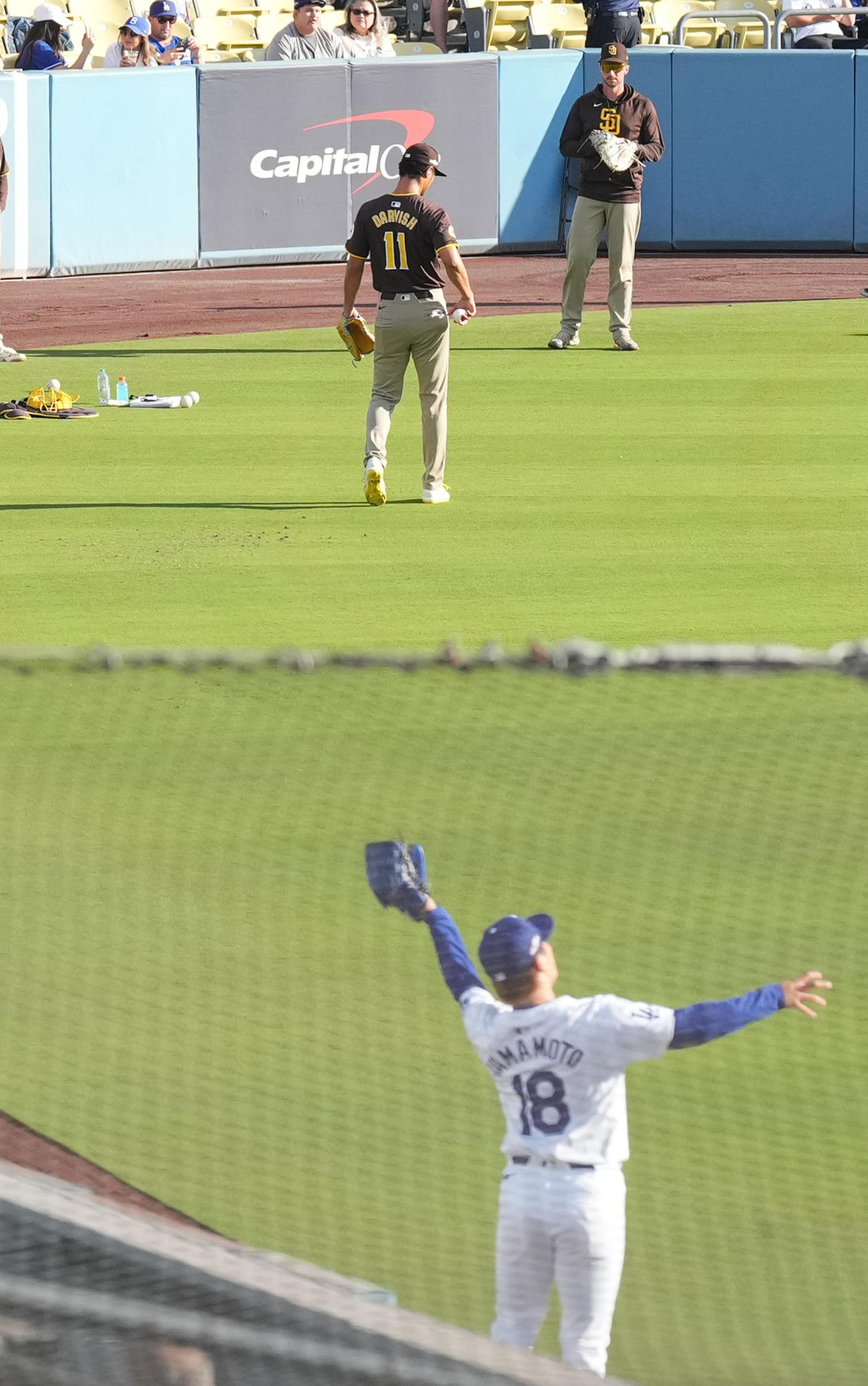 ドジャース対パドレス　試合開始前、アップをするドジャース山本とパドレス・ダルビッシュ（後方）（撮影・菅敏）