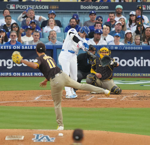 ドジャース対パドレス　3回裏ドジャース1死、三飛に倒れる大谷。投手ダルビッシュ（撮影・菅敏）