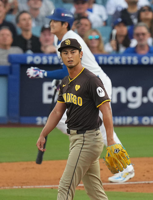 ドジャース対パドレス　3回裏ドジャース1死、大谷（後方）を三飛に打ち取るダルビッシュ（撮影・菅敏）