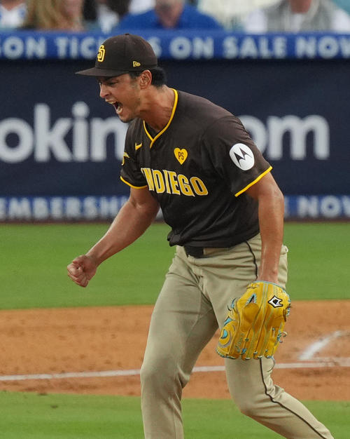 ドジャース対パドレス　4回裏ドジャース1死、T・ヘルナンデスを三振に仕留め、雄たけびを上げるダルビッシュ（撮影・菅敏）