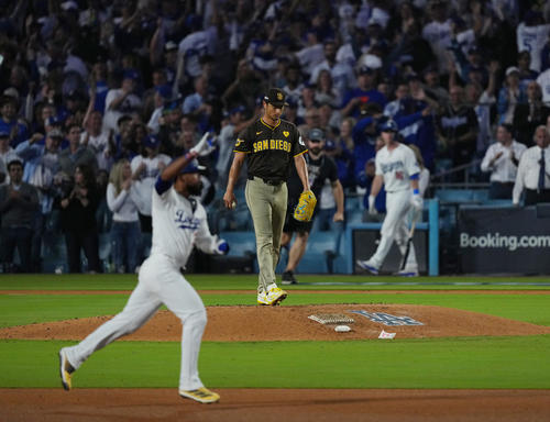 ドジャース対パドレス　7回裏ドジャース1死、T・ヘルナンデス（手前）にソロ本塁打を打たれ、肩を落とすダルビッシュ（撮影・菅敏）