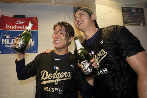 シャンパンファイトを楽しむ山本と大谷（AP）