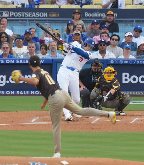 ドジャース対パドレス　1回裏ドジャース無死、空振りの三振に倒れる大谷。投手ダルビッシュ（撮影・菅敏）