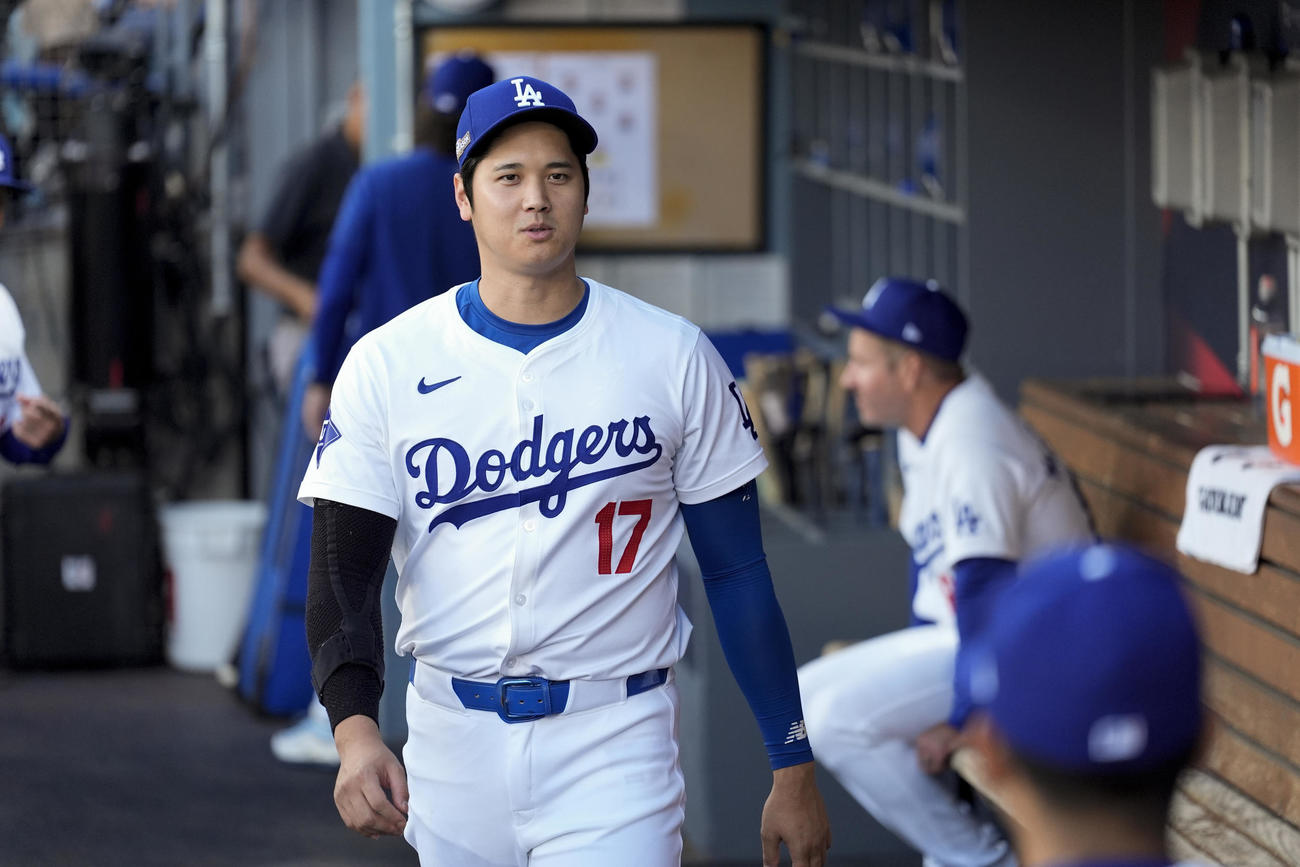 パドレス戦の試合前にベンチに入った大谷翔平（AP)