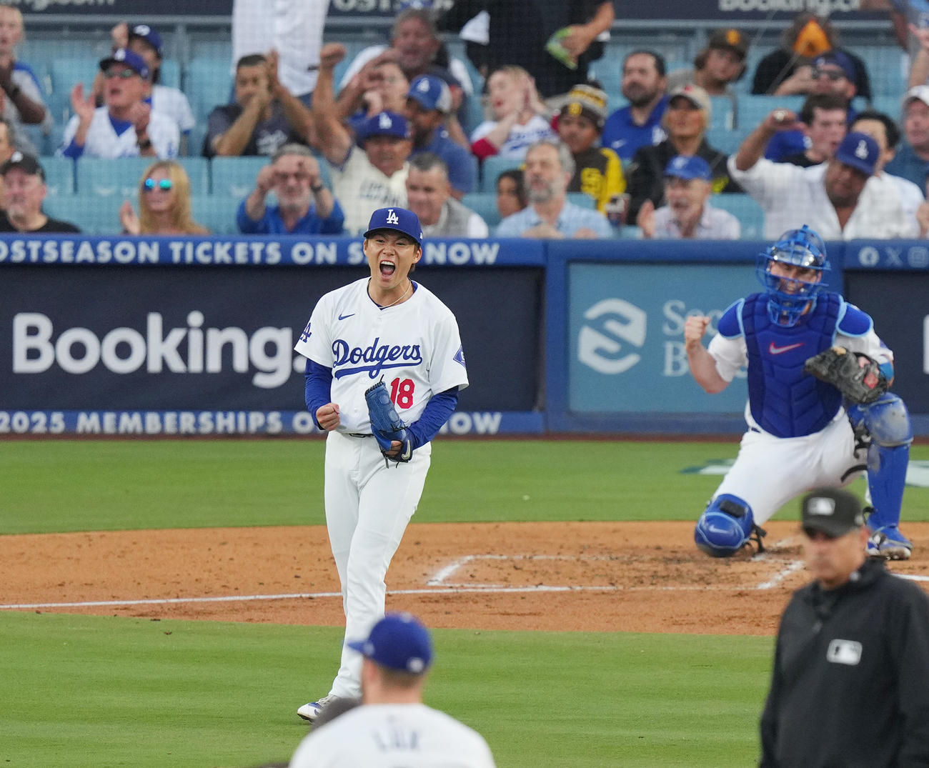 ドジャース対パドレス　3回表パドレス1死一、二塁、F・タティスを三ゴロ併殺打に仕留め、雄たけびを上げる山本（撮影・菅敏）