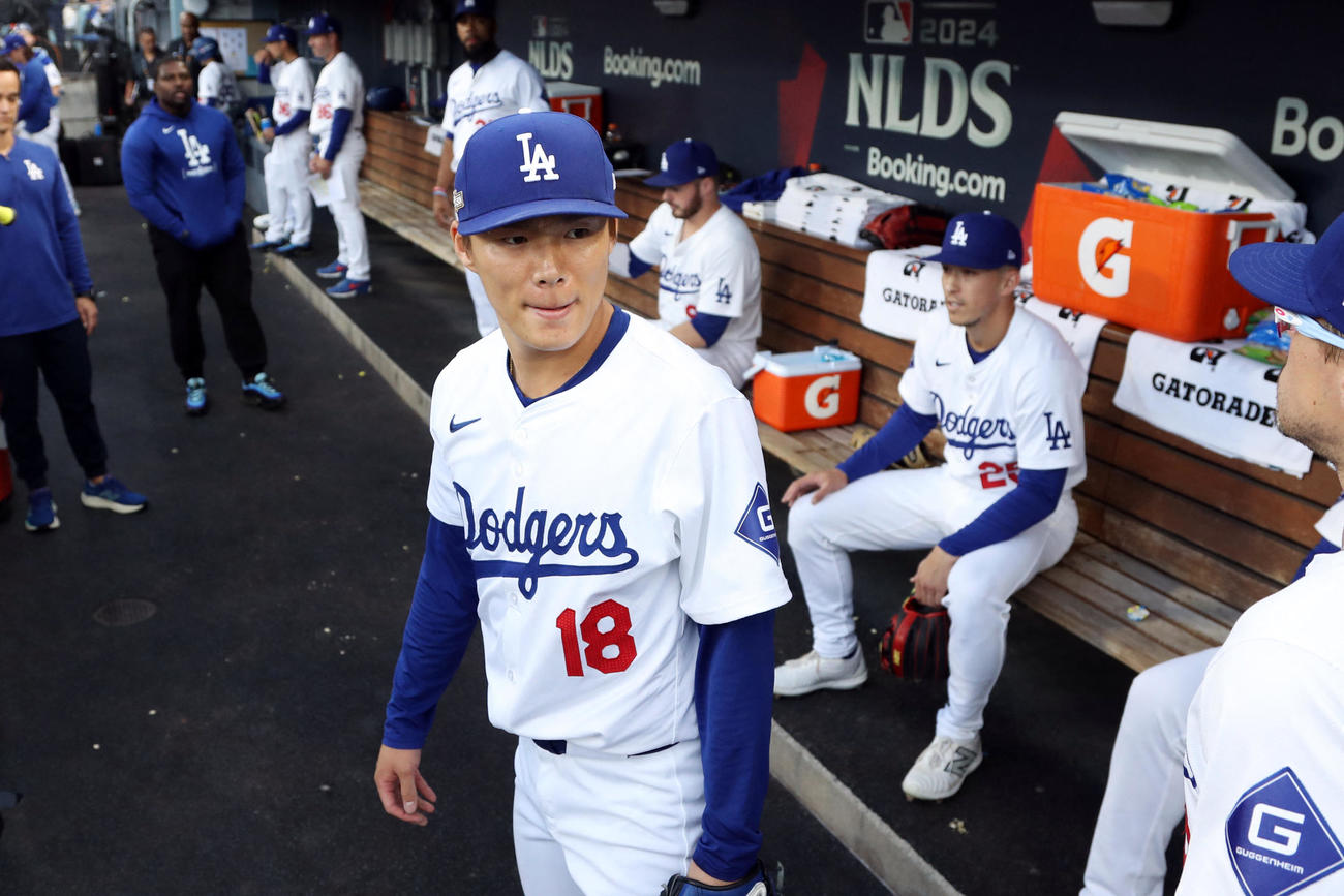 先発の山本由伸は試合開始前にベンチで厳しい表情を見せる（ロイター）
