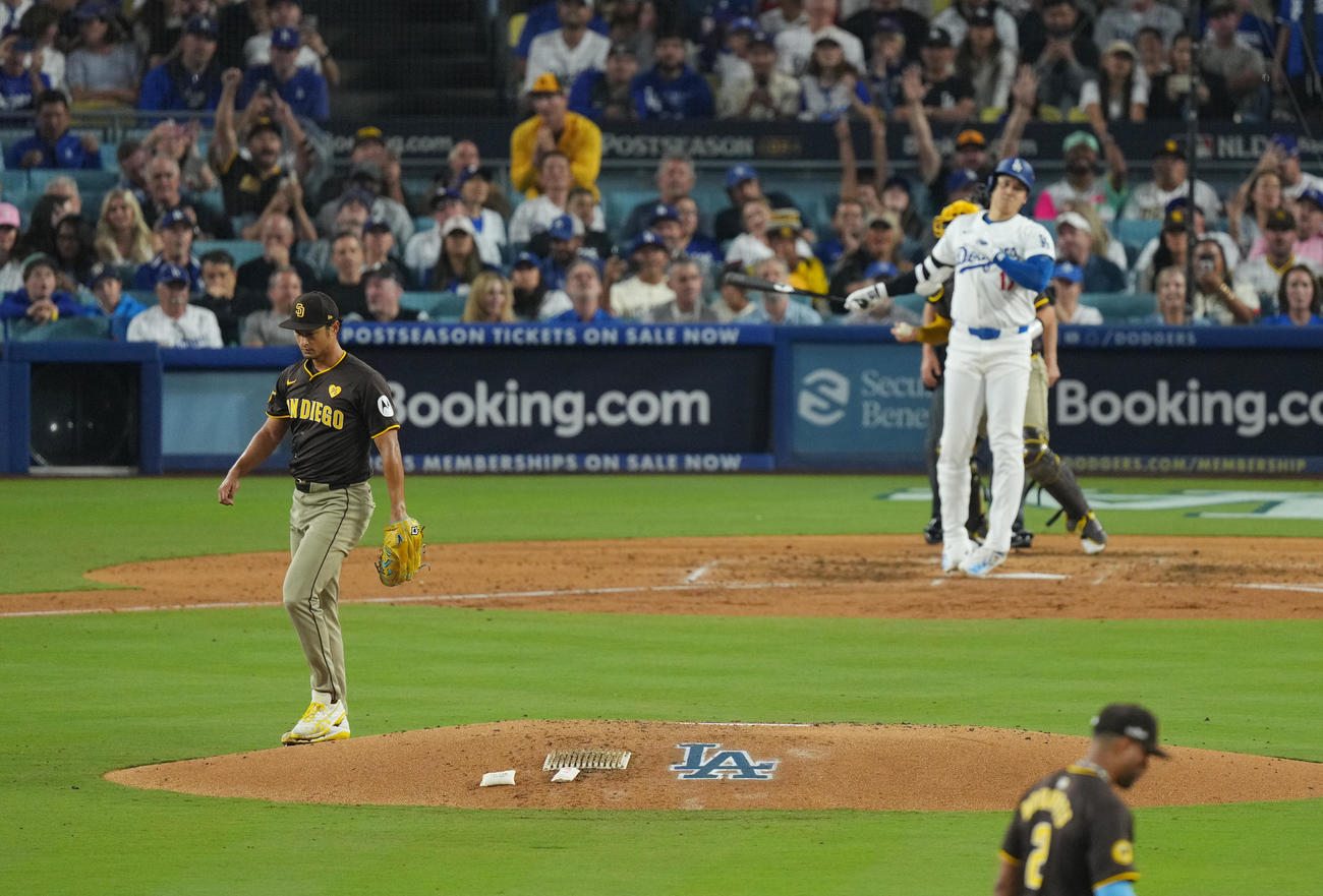 ドジャース対パドレス　6回裏ドジャース1死、大谷を空振りの三振に仕留めるダルビッシュ（撮影・菅敏）