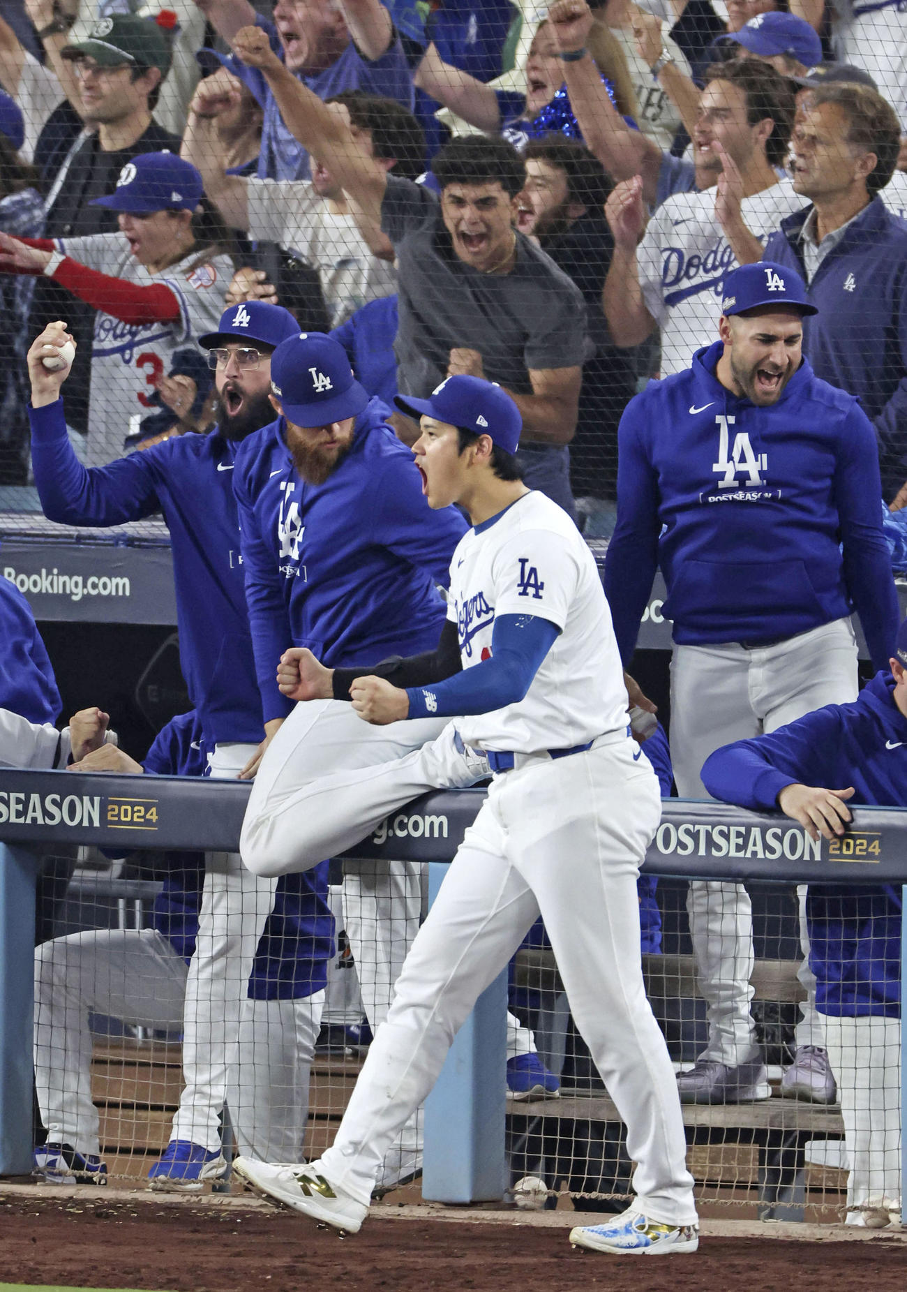 米大リーグ、地区シリーズ第5戦でパドレスに勝利しリーグ優勝決定シリーズ進出を決め、喜ぶドジャースの大谷翔平（中央）（共同）