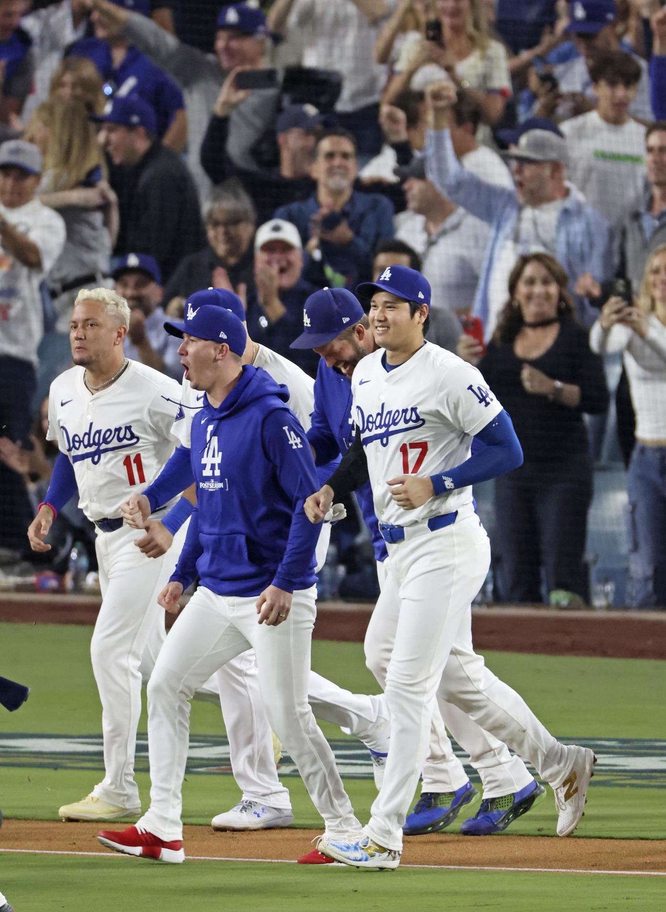 米大リーグ、地区シリーズ第5戦でパドレスに勝利しリーグ優勝決定シリーズ進出を決め、駆け出すドジャースの大谷翔平（共同）