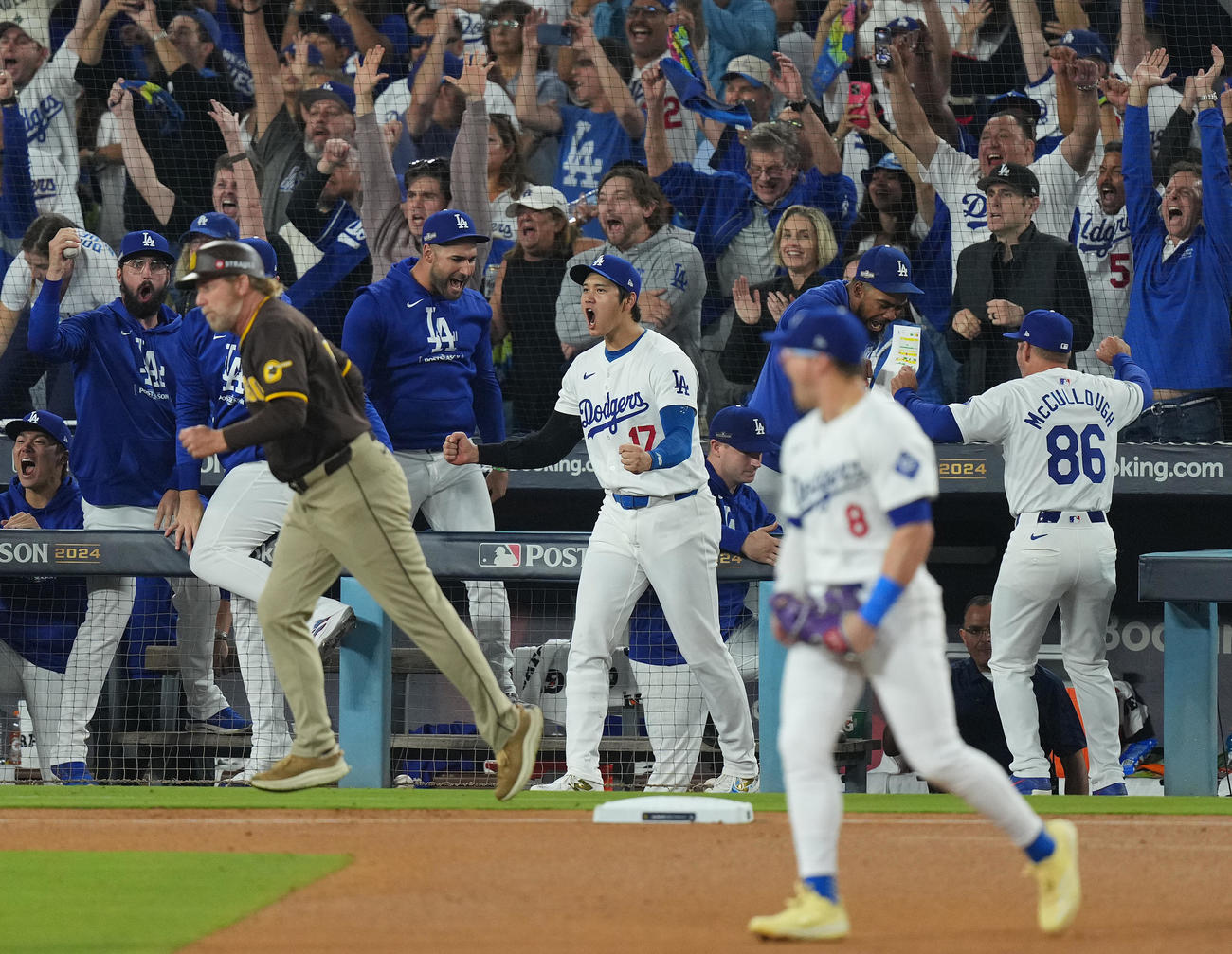 ドジャース対パドレス　パドレスを破りリーグ優勝シリーズ進出を決め、ガッツポーズを見せるドジャース大谷（中央）（撮影・菅敏）