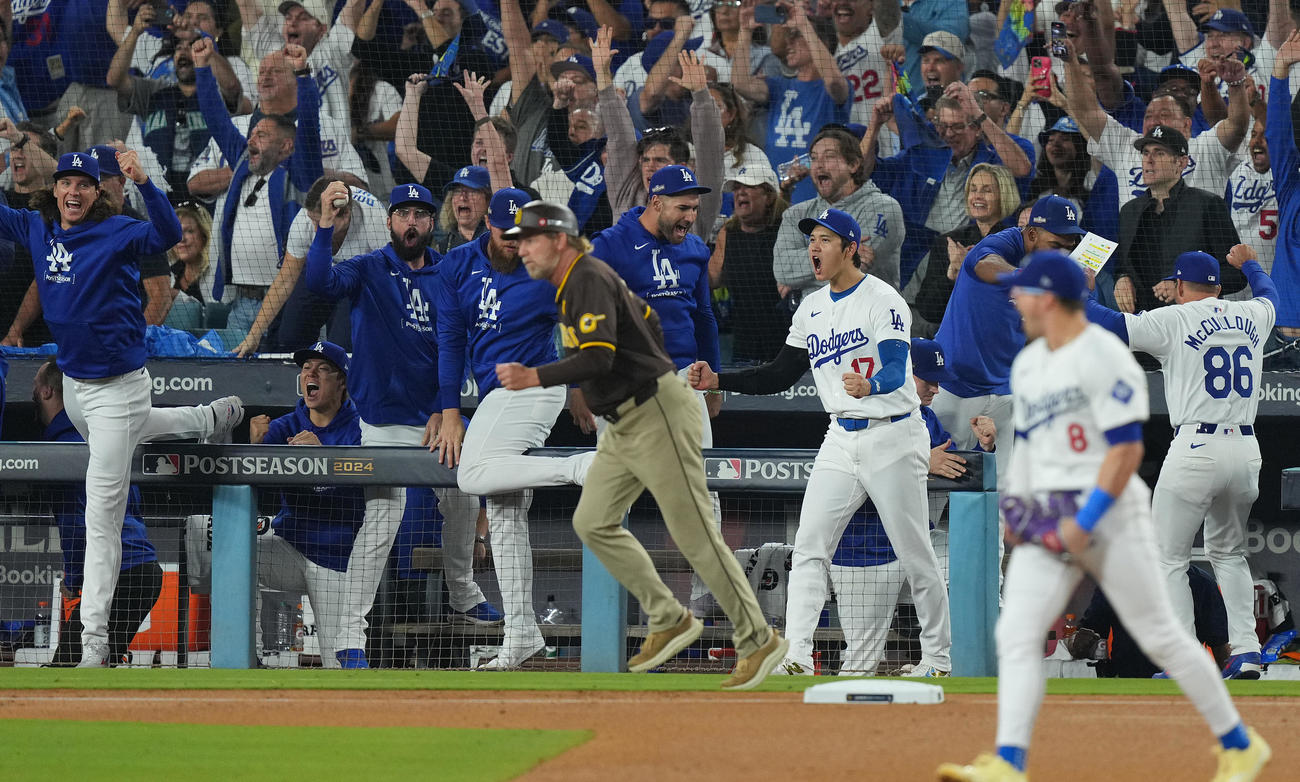 ドジャース対パドレス　パドレスを破りリーグ優勝シリーズ進出を決め、ガッツポーズを見せるドジャース大谷（中央右）と山本（左から2人目）（撮影・菅敏）