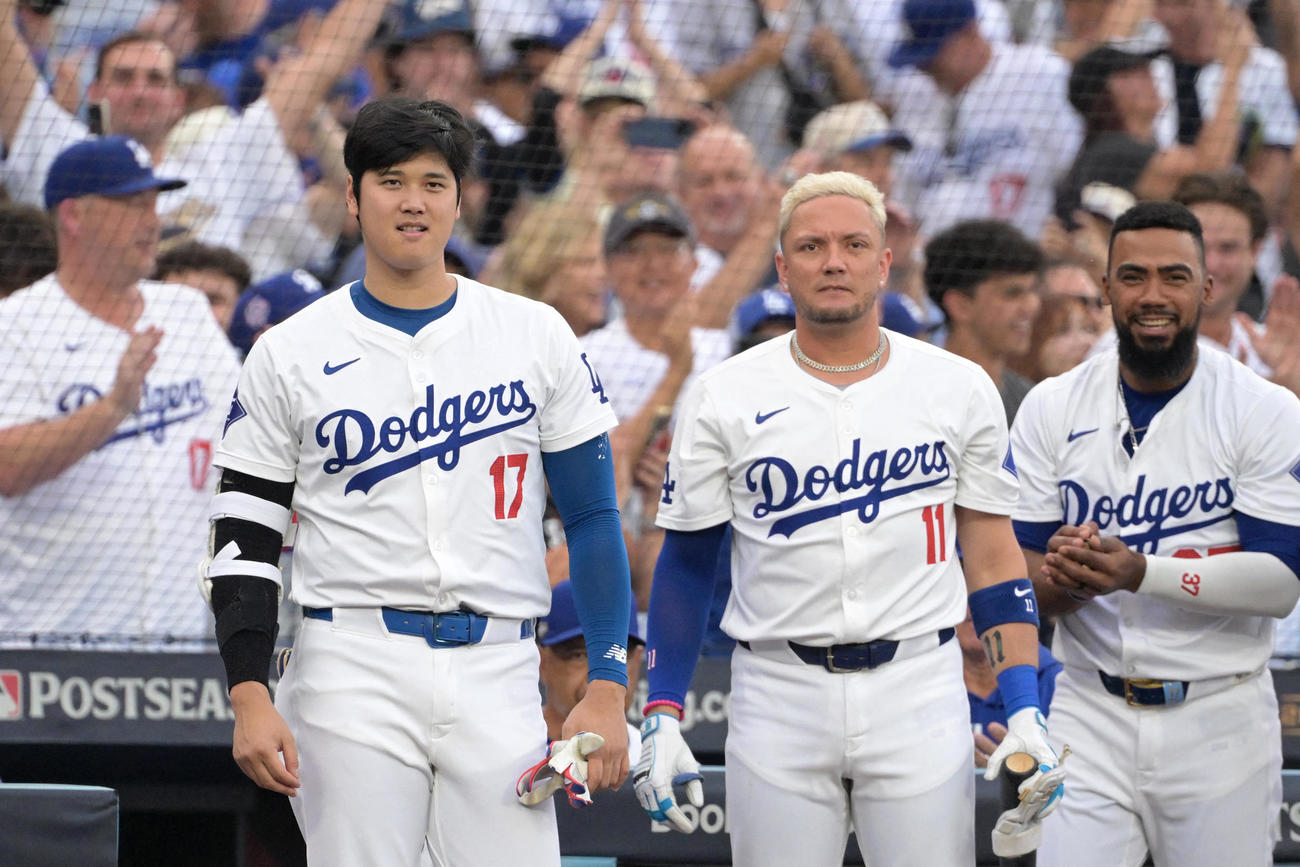 大谷翔平（左）らドジャースの選手たちは2回、本塁打を打ったKヘルナンデスを迎え入れる（ロイター）