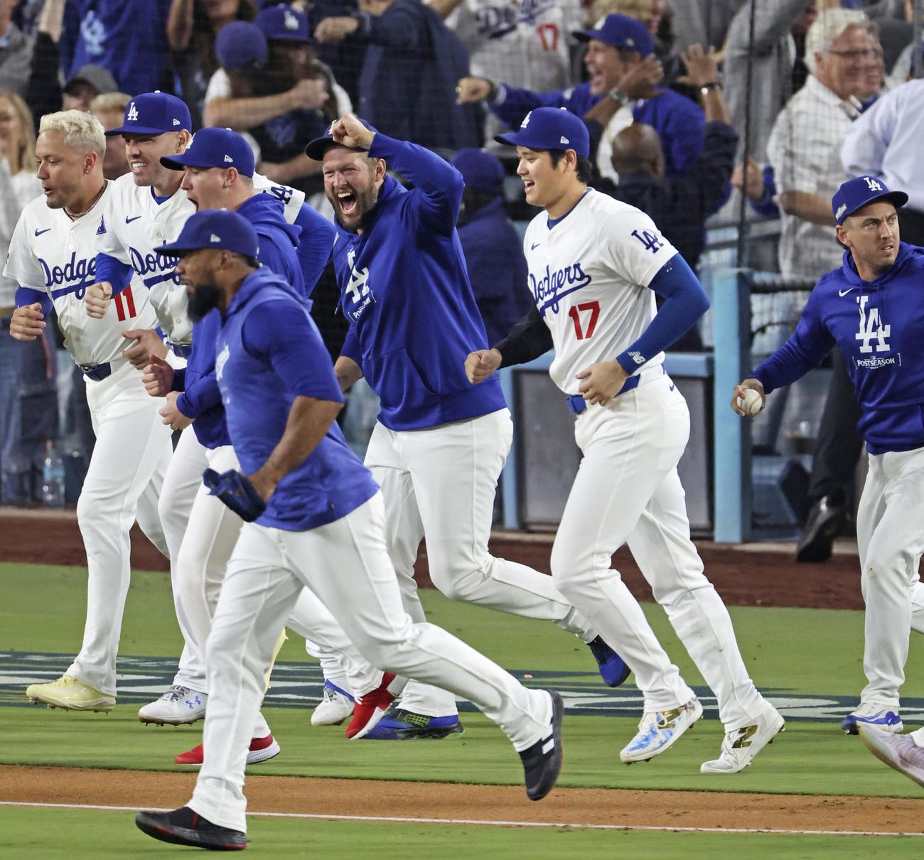 米大リーグ、地区シリーズ第5戦でパドレスに勝利しリーグ優勝決定シリーズ進出を決め、駆け出すドジャースの大谷翔平（共同）
