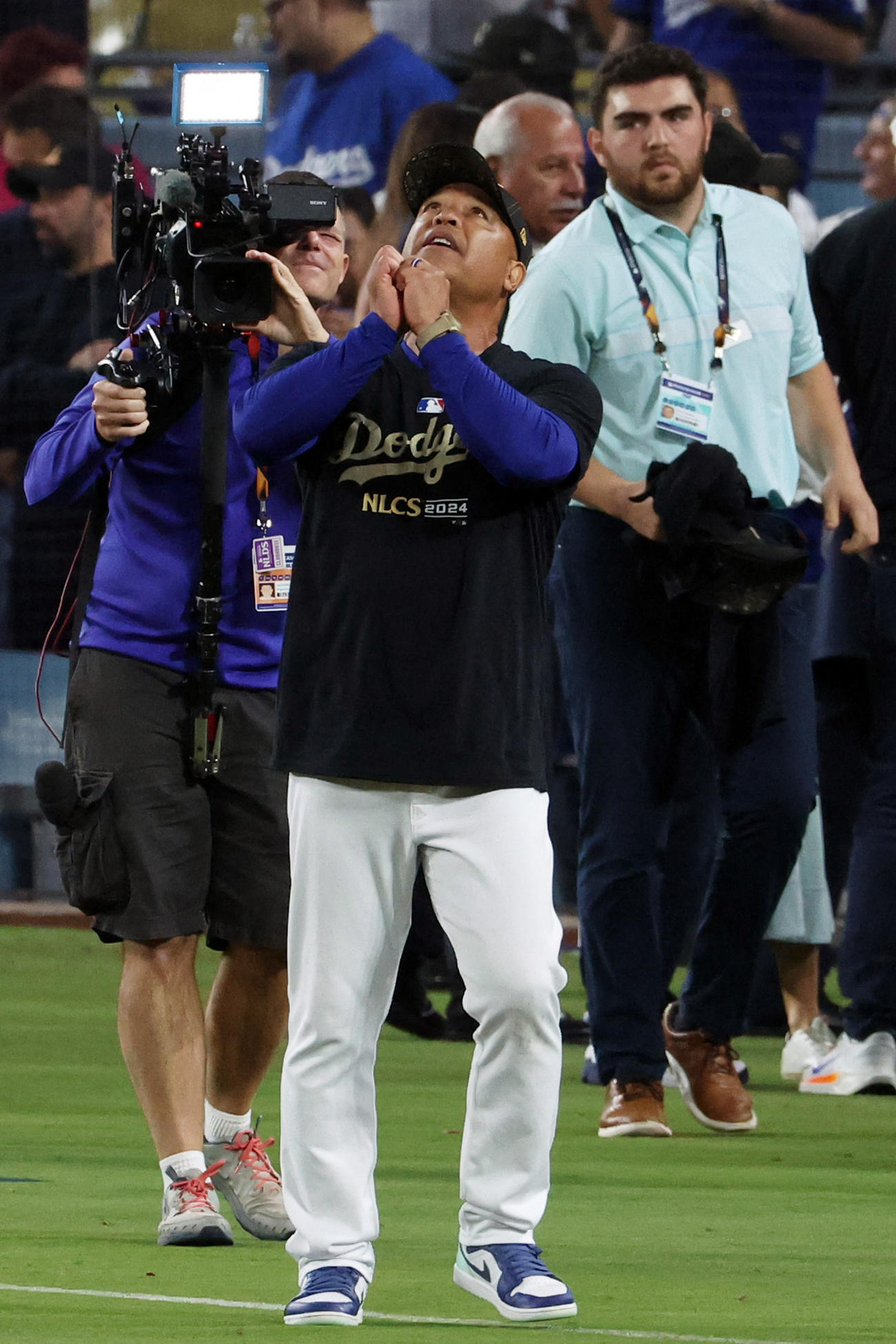 ロバーツ監督はリーグ優勝決定シリーズ進出が決まると両手を合わせて天を見上げた（ロイター）