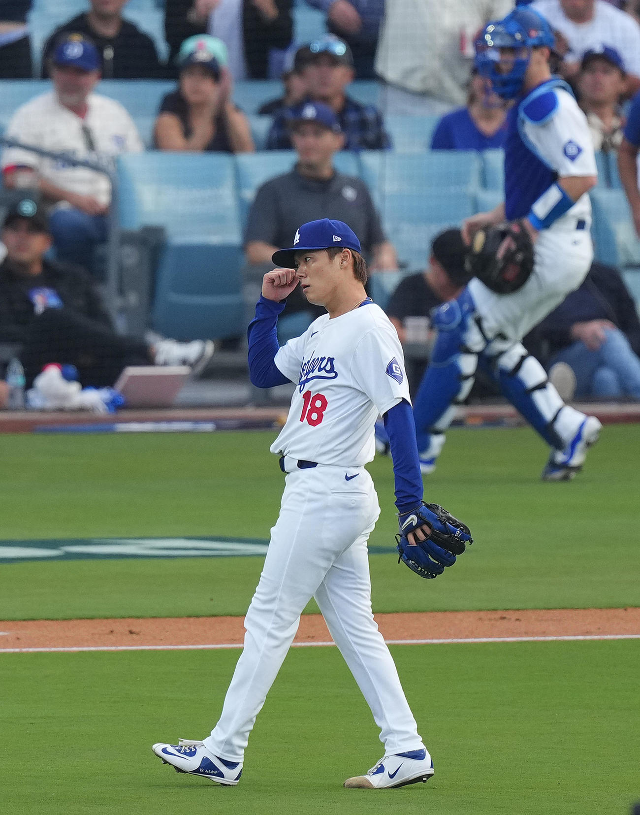 ドジャース対パドレス　1回の投球を終え、ガッツポーズを見せるドジャース山本（撮影・菅敏）