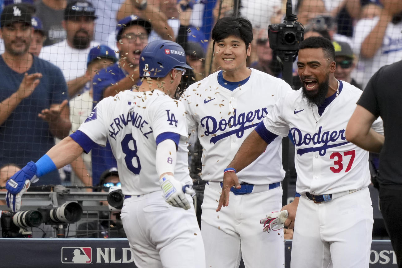 大谷翔平（中央）は本塁打を放ったKヘルナンデスを笑顔で祝福（AP)