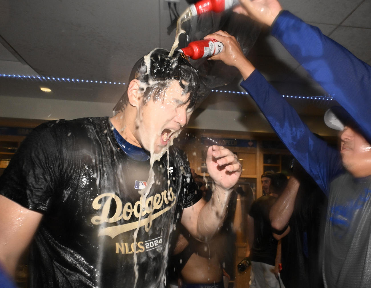 リーグ優勝決定シリーズに進出を決め、シャンパンファイトを楽しむドジャース大谷（代表撮影）