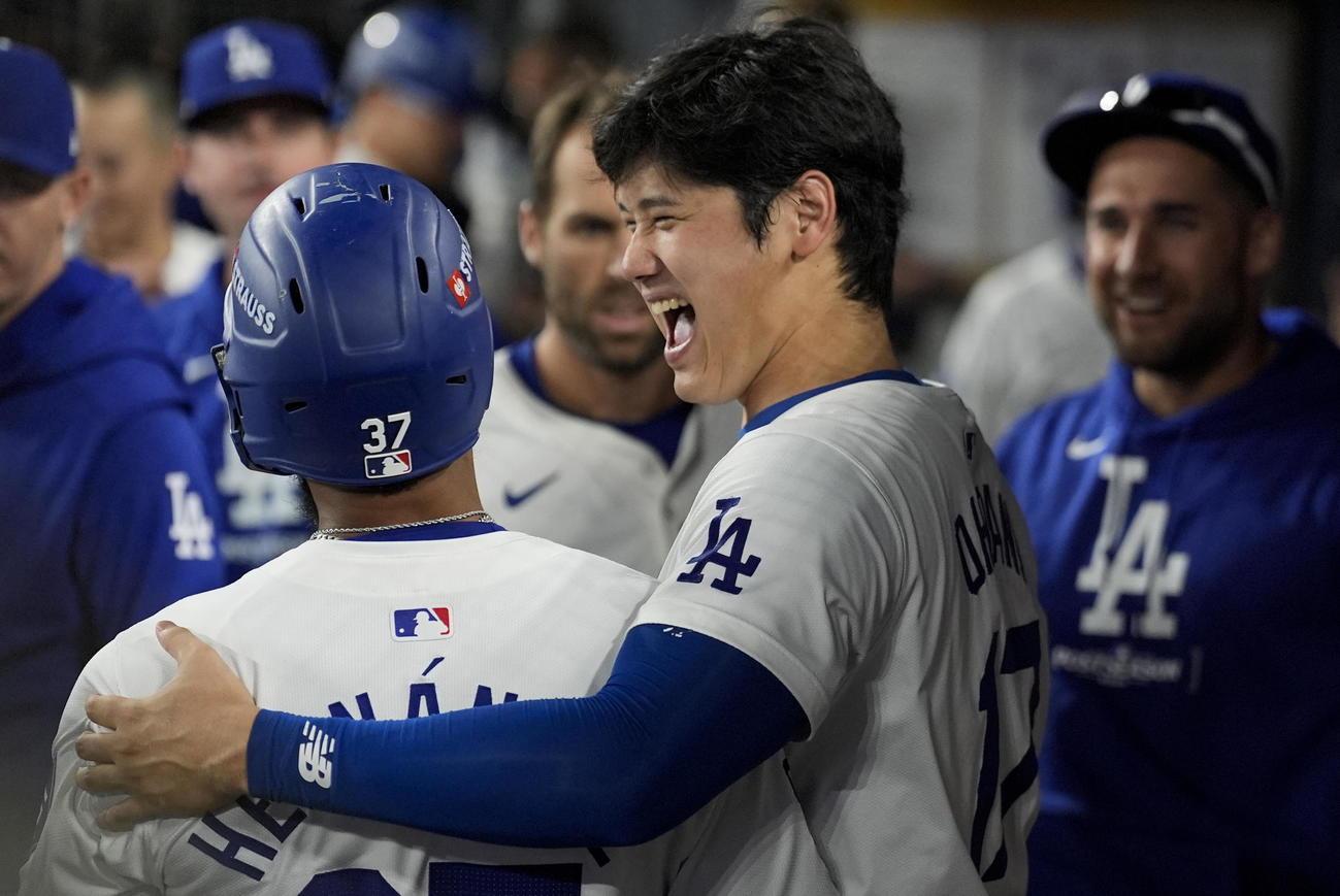 大谷翔平は7回に本塁打を放ったTヘルナンデスをベンチで祝福する（AP)