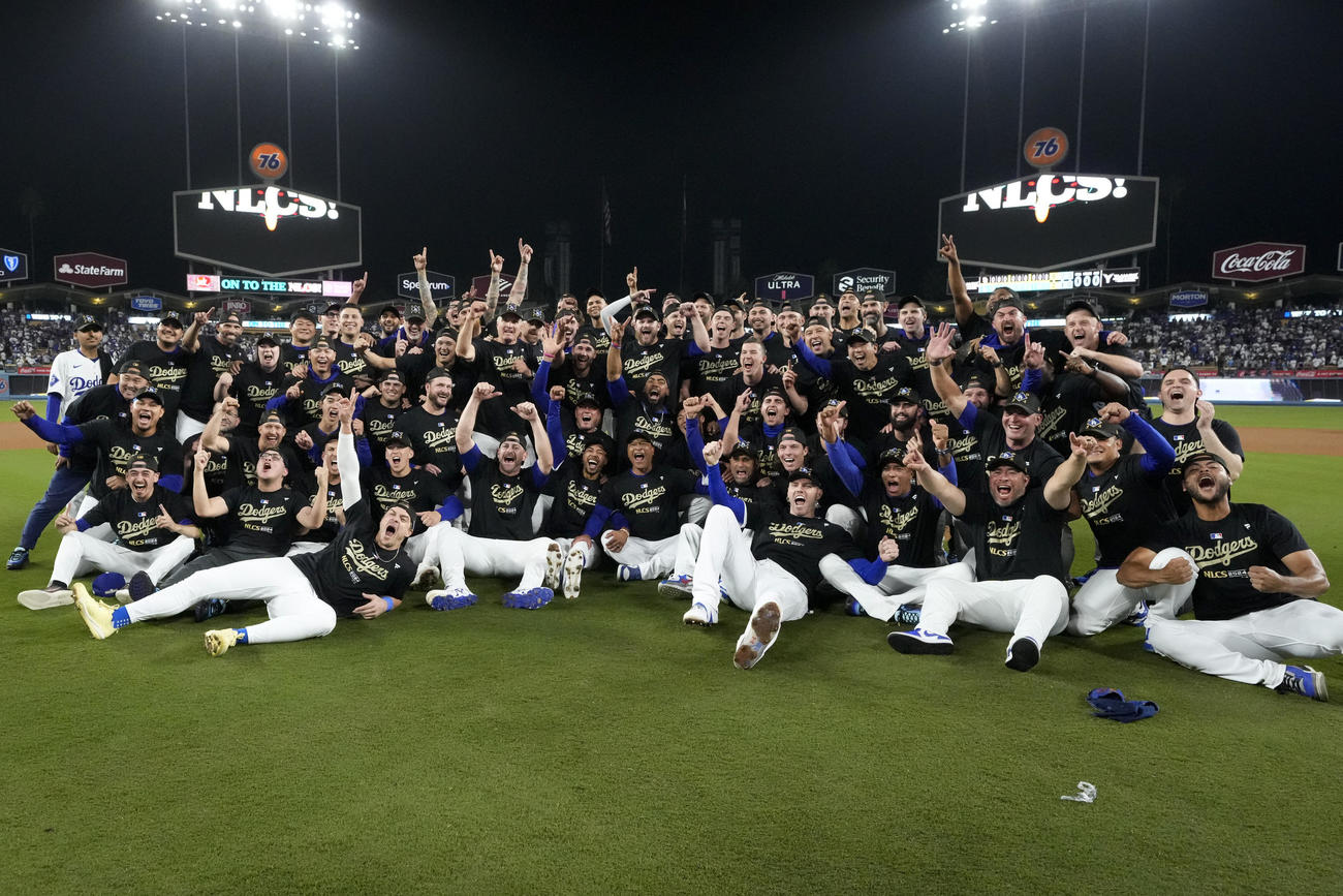地区シリーズ突破を決めたドジャースの選手たち（AP）