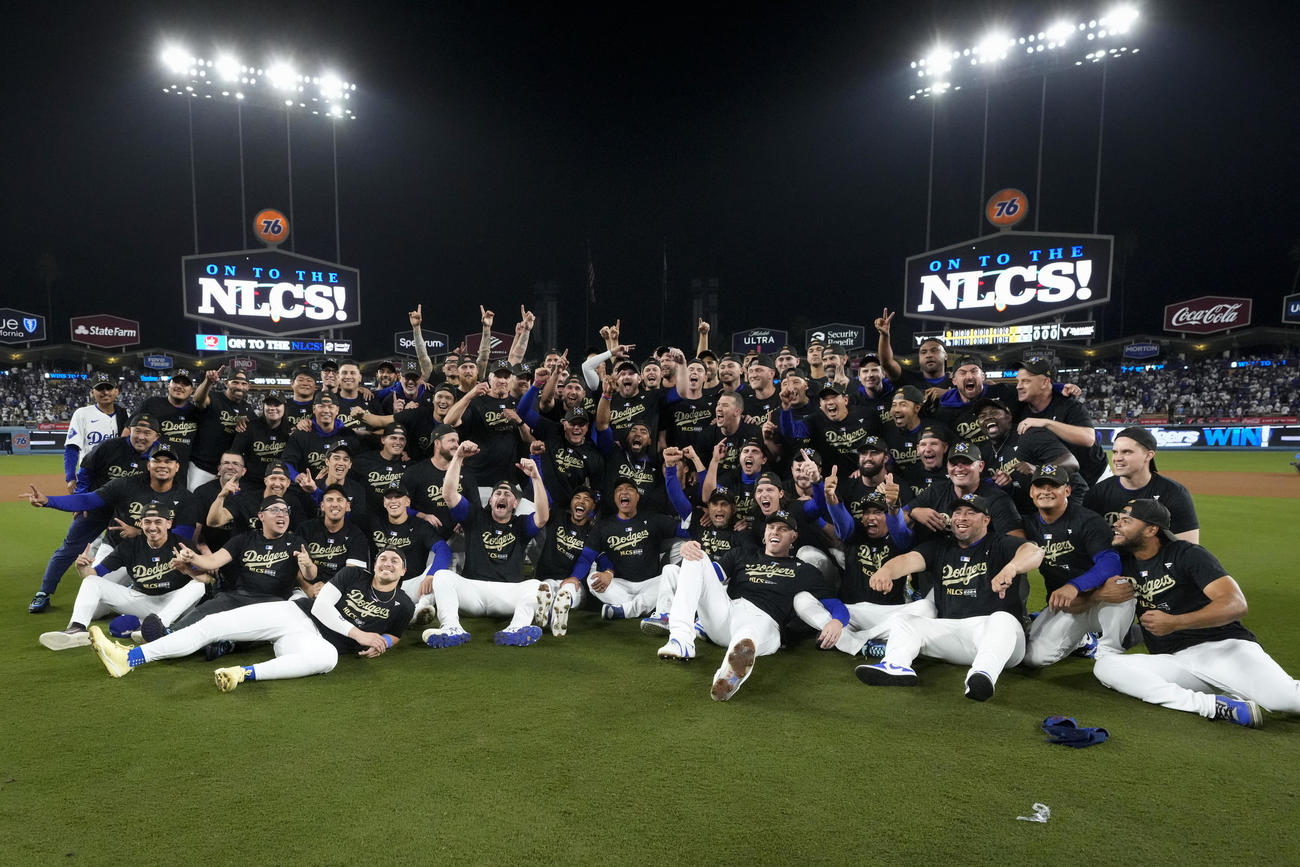 地区シリーズ突破を決めたドジャースの選手たち（AP）