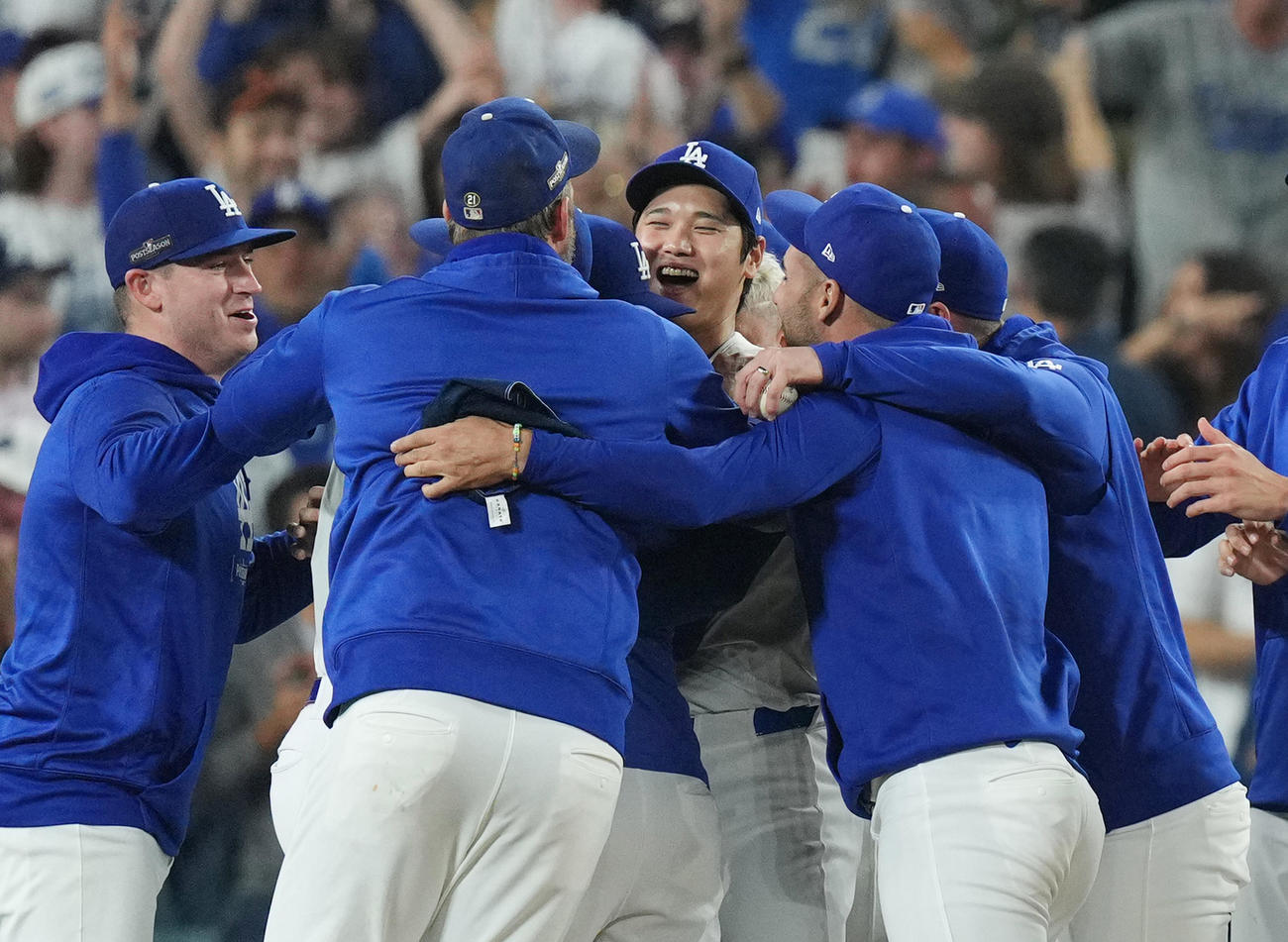 ドジャース対パドレス　パドレスを破りリーグ優勝シリーズ進出を決め、喜びを爆発させるドジャース大谷（中央）（撮影・菅敏）