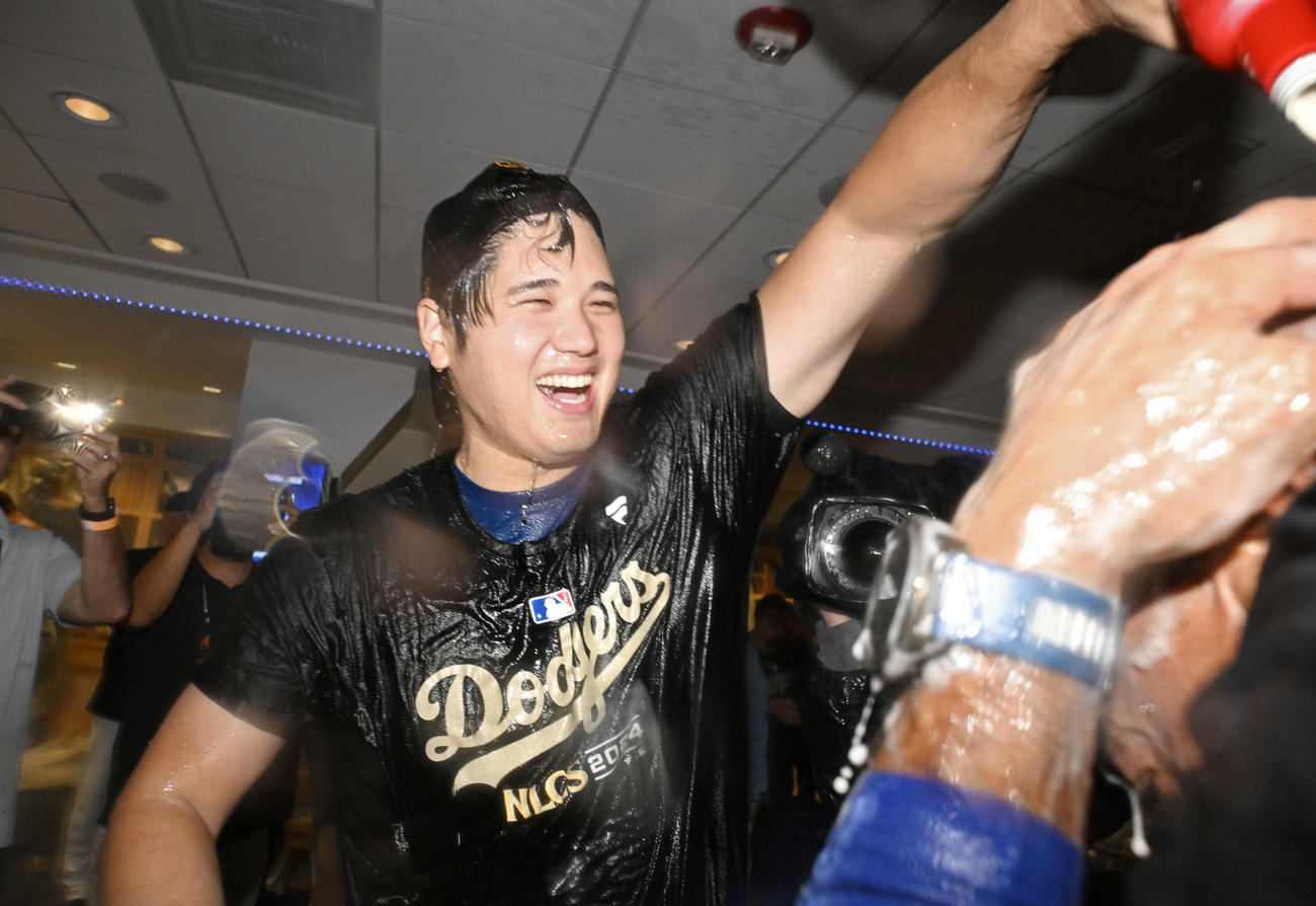 リーグ優勝決定シリーズ進出を決め、シャンパンファイトで喜ぶ大谷翔平（共同）
