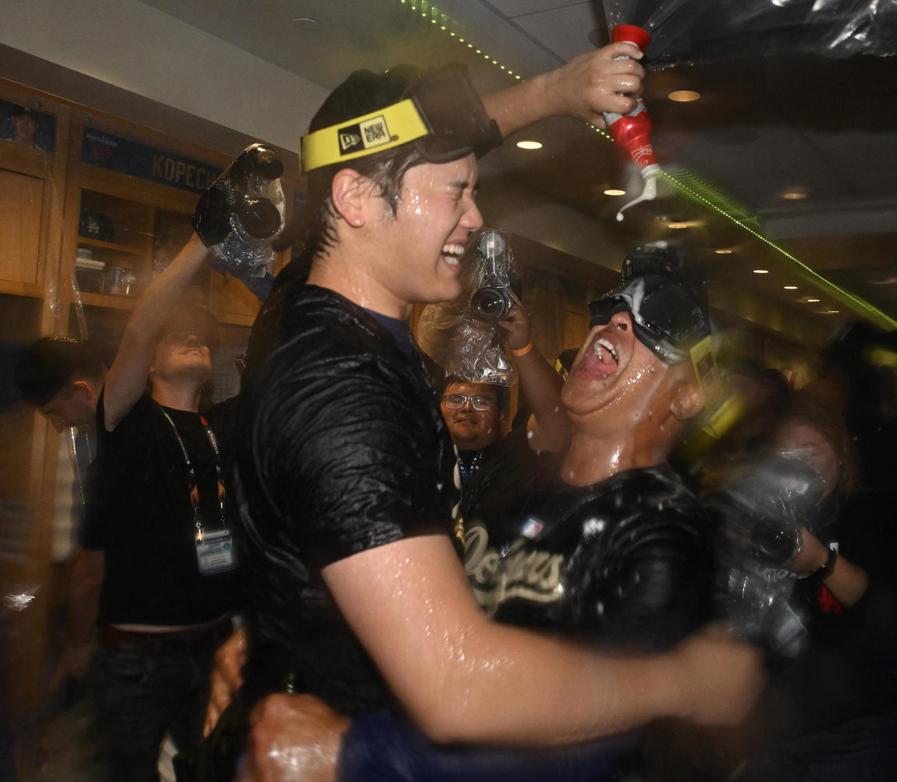 リーグ優勝決定シリーズに進出を決め、ロバーツ監督（右）にビールをかけるドジャース大谷（代表撮影）