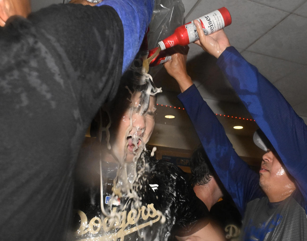 リーグ優勝決定シリーズに進出を決め、シャンパンファイトを楽しむドジャース大谷（代表撮影）