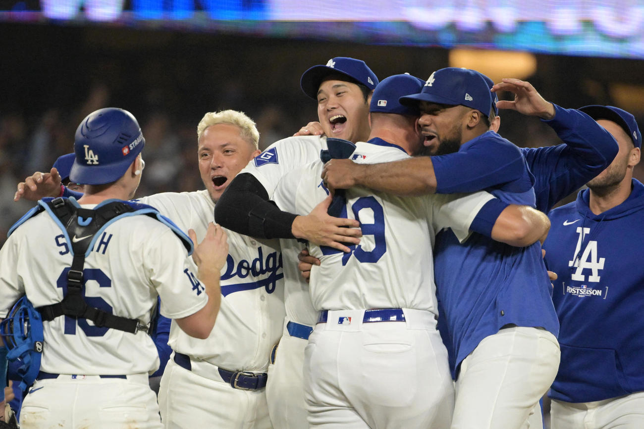 ドジャース対パドレス　リーグ優勝決定シリーズ進出を決め、喜びを爆発させるドジャース大谷翔平（中央）ら（ロイター）