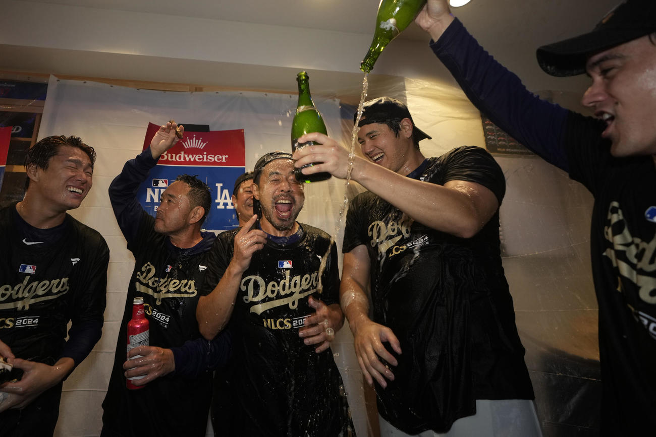 ドジャース対パドレス　リーグ優勝決定シリーズ進出を決め、シャンパンファイトを楽しむドジャース大谷翔平ら（AP）