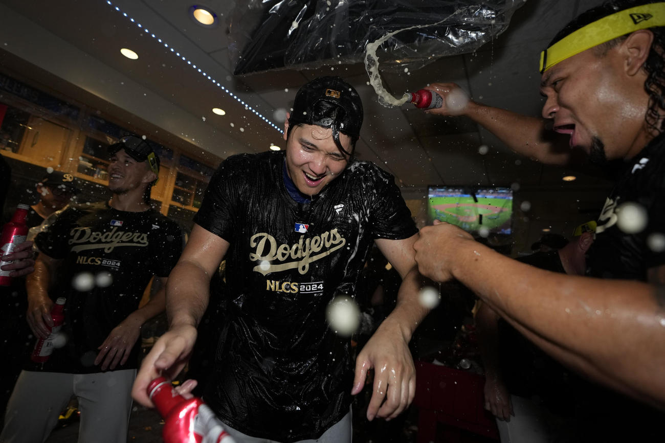 ドジャース対パドレス　リーグ優勝決定シリーズ進出を決め、シャンパンファイトを楽しむドジャース大谷翔平（AP）