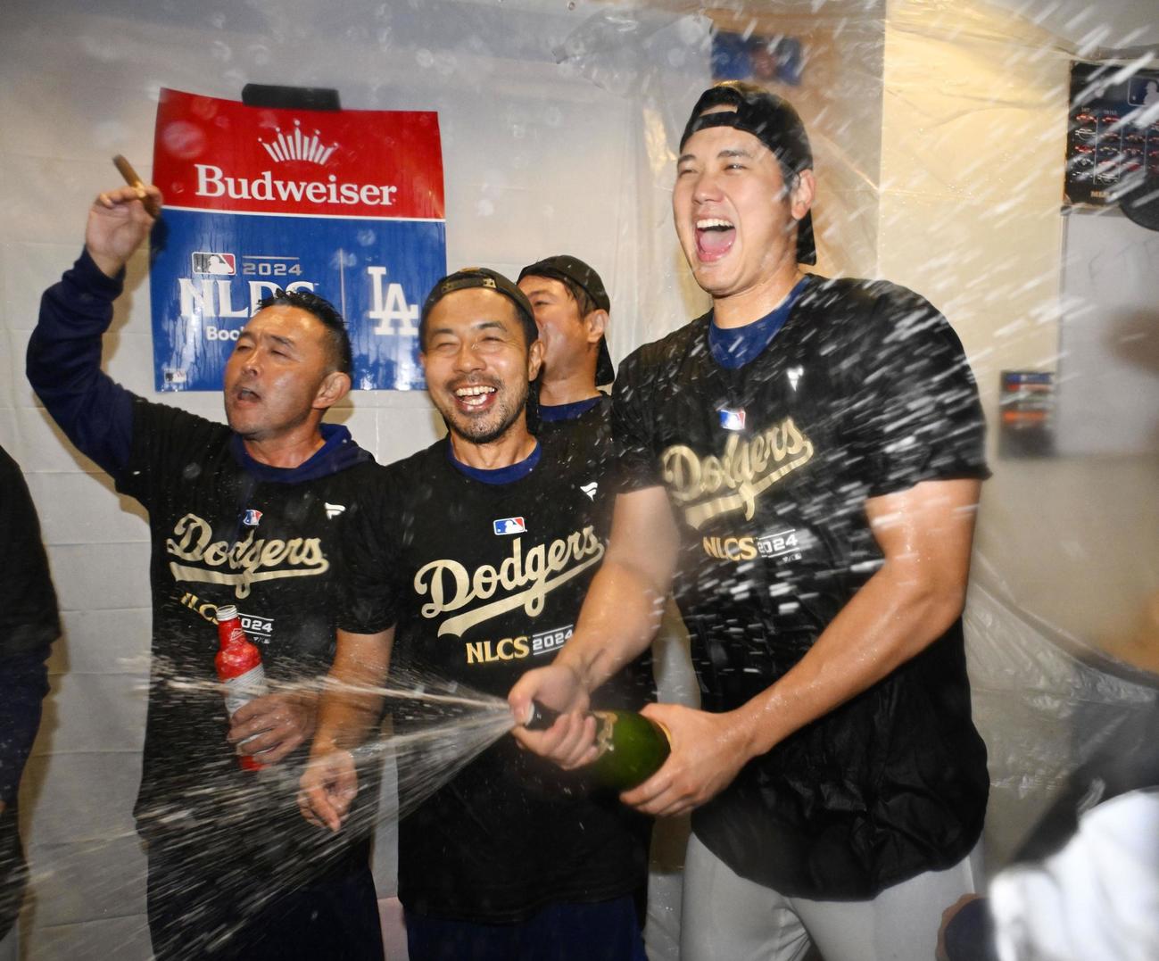 リーグ優勝決定シリーズ進出を決め、シャンパンファイトで喜ぶ米大リーグ、ドジャースの大谷翔平（右）（共同）