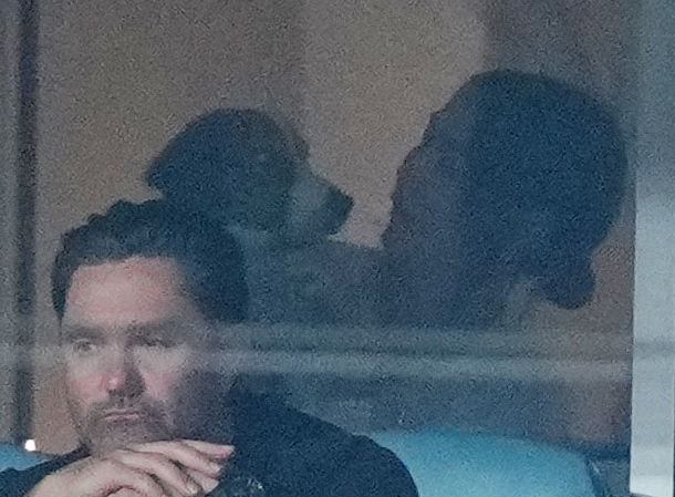 ドジャース対パドレス　試合を見守る真美子夫人とデコピン君（撮影・菅敏）