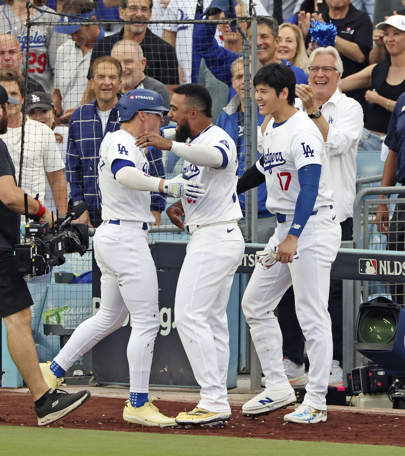 パドレス戦の2回、先制ソロ放ったE・ヘルナンデス（左）を迎えるドジャース大谷（右）（共同）