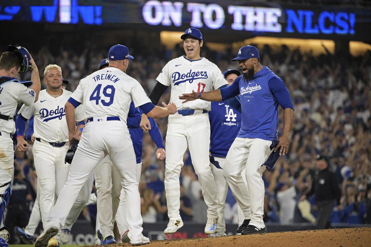 米大リーグ、地区シリーズ第5戦でパドレスに勝利しリーグ優勝決定シリーズ進出を決め、喜ぶドジャースの大谷翔平（USAトゥデー・ロイター＝共同）