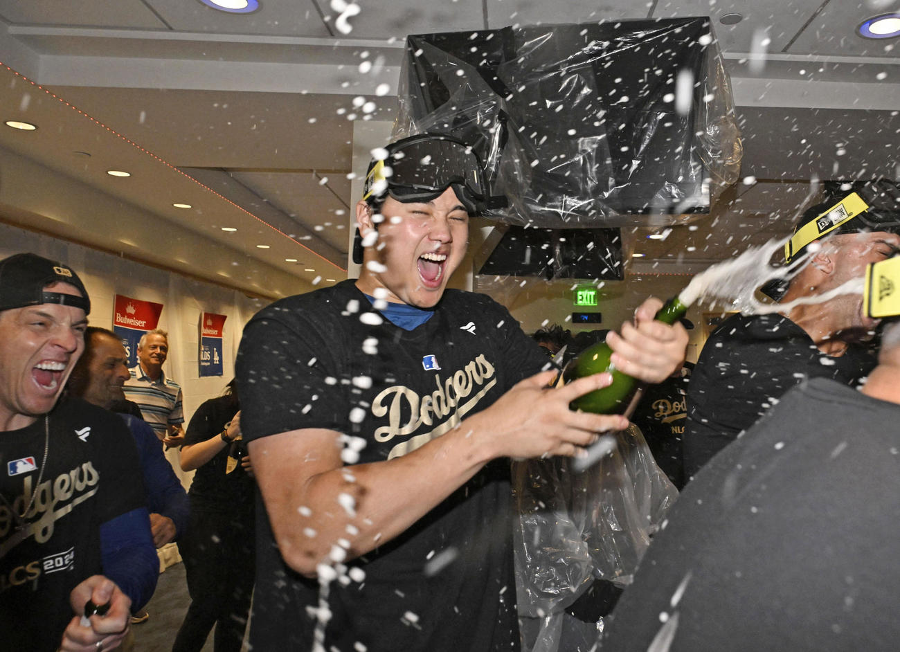 リーグ優勝決定シリーズ進出を決め、シャンパンファイトで喜ぶ米大リーグ、ドジャースの大谷翔平（共同）
