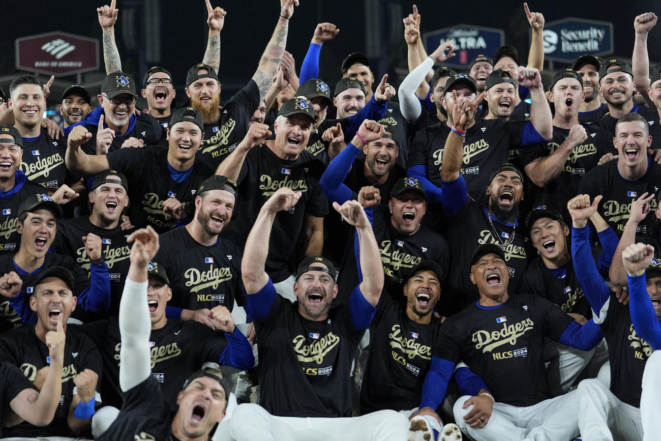 ドジャース対パドレス　パドレスを破りリーグ優勝シリーズ進出を決めて喜びを爆発させるドジャースの選手たち（AP）