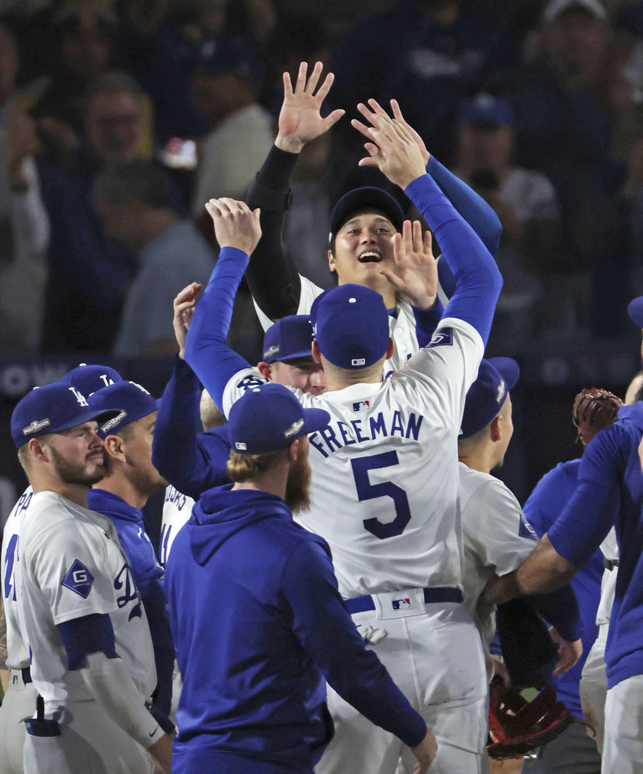 リーグ優勝決定シリーズ進出を決め、フリーマンと喜ぶドジャース大谷（共同）