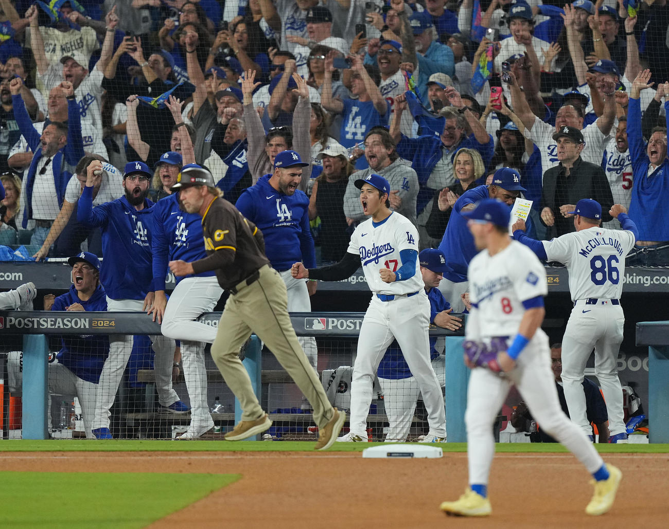 ドジャース対パドレス　パドレスを破りリーグ優勝シリーズ進出を決め、ガッツポーズを見せるドジャース大谷（中央右）と山本（左端）（撮影・菅敏）