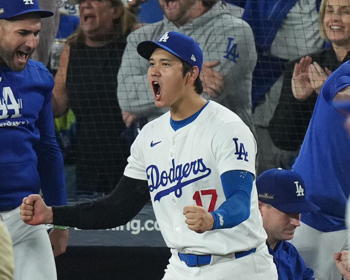 ドジャース対パドレス　パドレスを破りリーグ優勝シリーズ進出を決め、ガッツポーズを見せるドジャース大谷（撮影・菅敏）