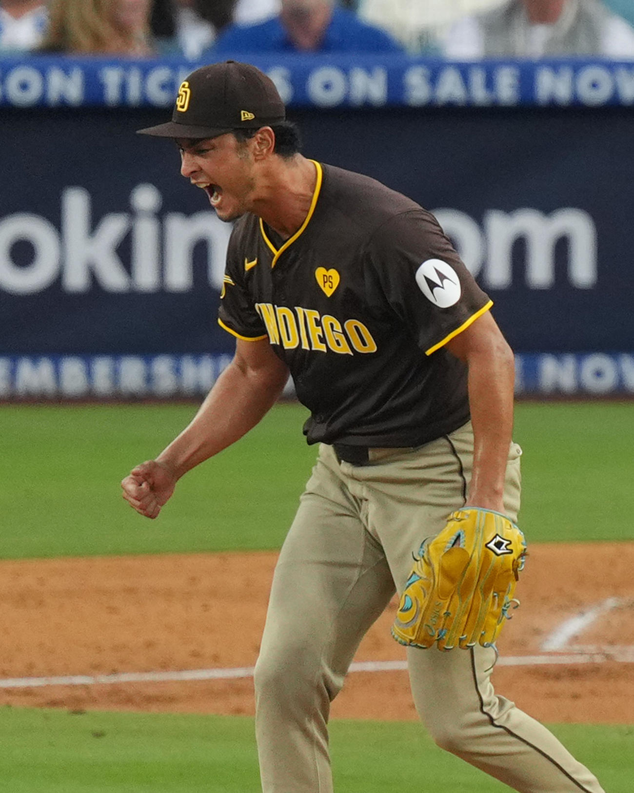 ドジャース対パドレス　4回裏ドジャース1死、T・ヘルナンデスを三振に仕留め、雄たけびを上げるダルビッシュ（撮影・菅敏）