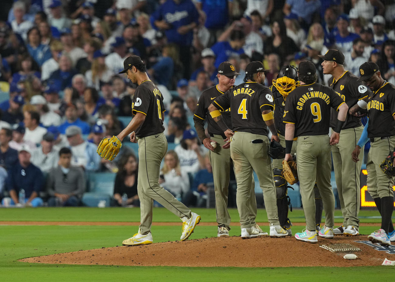 ドジャース対パドレス　ドジャース対パドレス　7回途中、降板するパドレス・ダルビッシュ（左端）（撮影・菅敏）